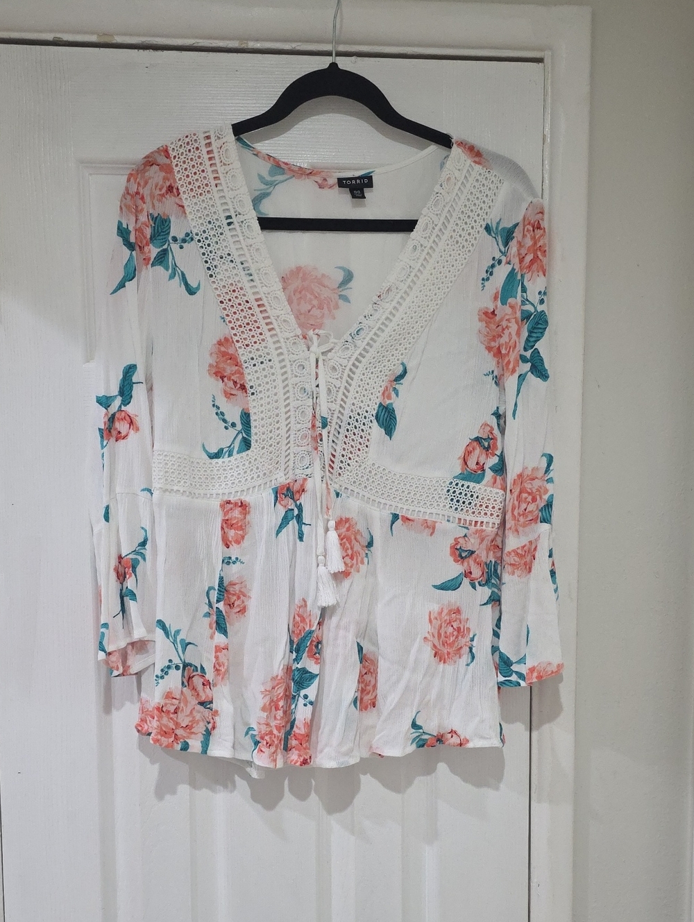 torrid White Floral Crochet-Trim V-Neck Tunic with Coral and Teal Print